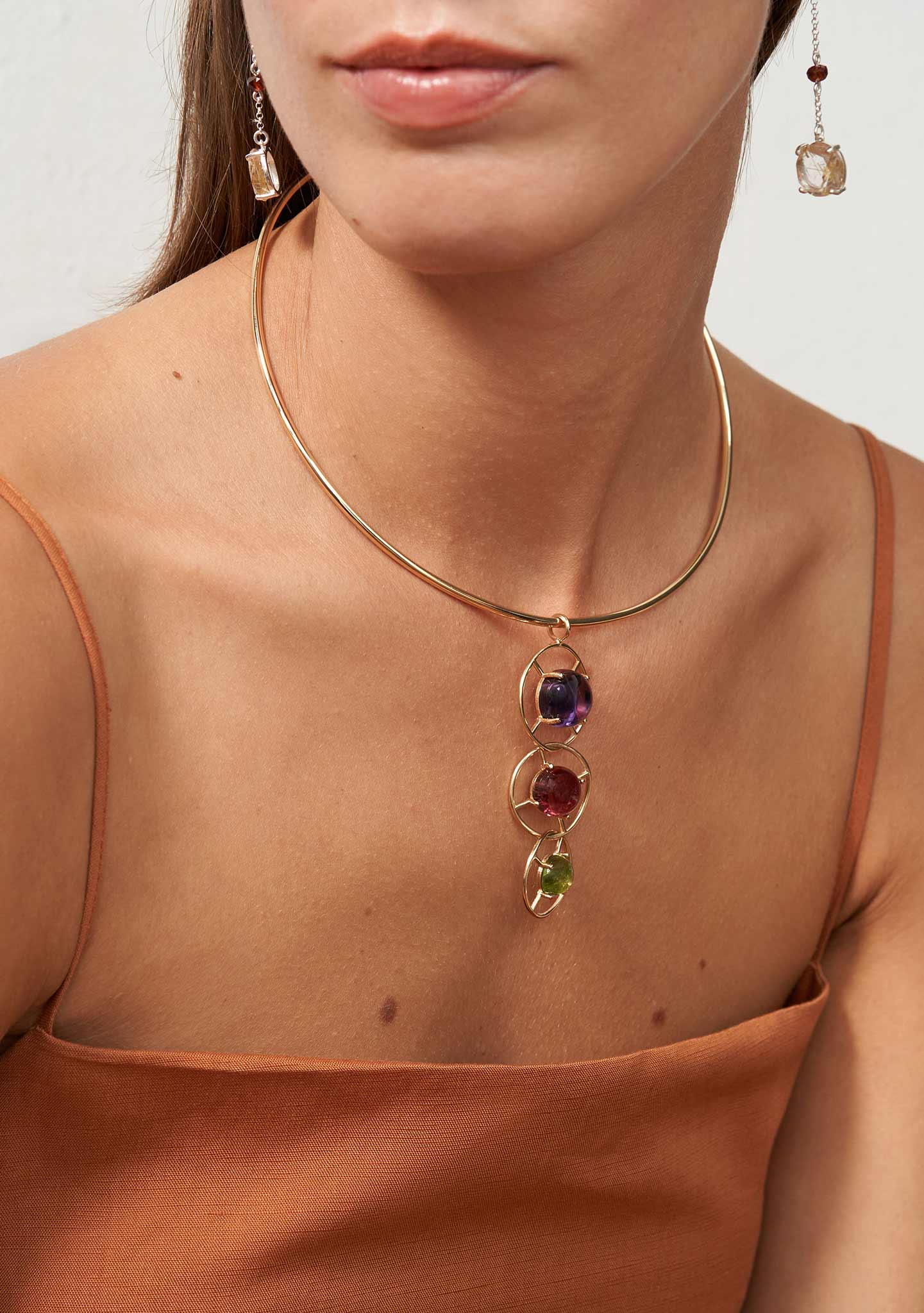 COLAR DE ARCO EM PRATA BANHADO A OURO AMARELO 18KT E PEDRAS DE RODOLITA, DE AMETISTA E TURMALINA