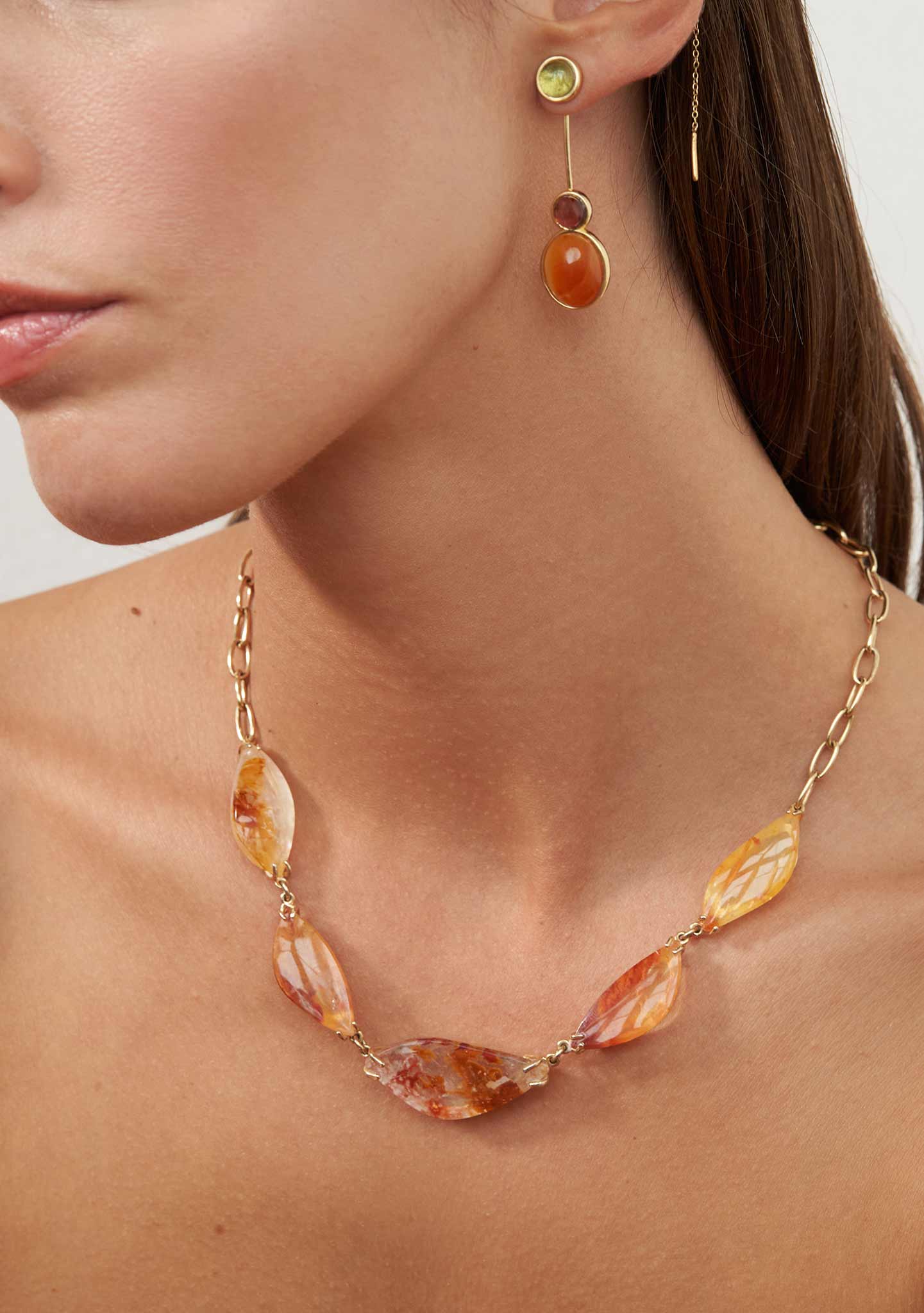 COLAR EM PRATA BANHADO A OURO AMARELO 18 KT COM PEDRAS DE QUARTZO HEMATOIDE