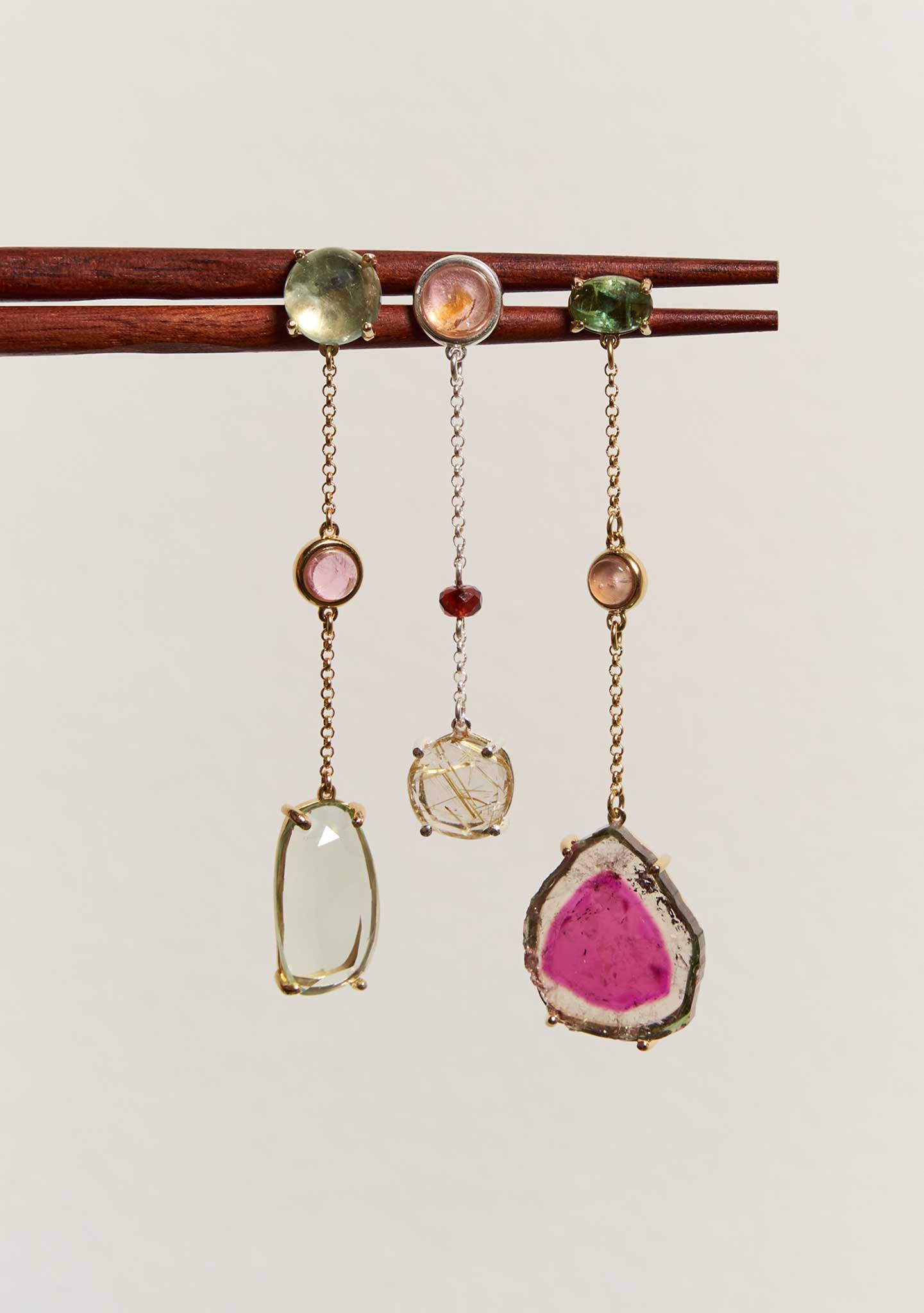 BRINCOS DE CORRENTE EM PRATA BANHADO A OURO AMARELO 18KT COM TURMALINA E PRASIOLITA