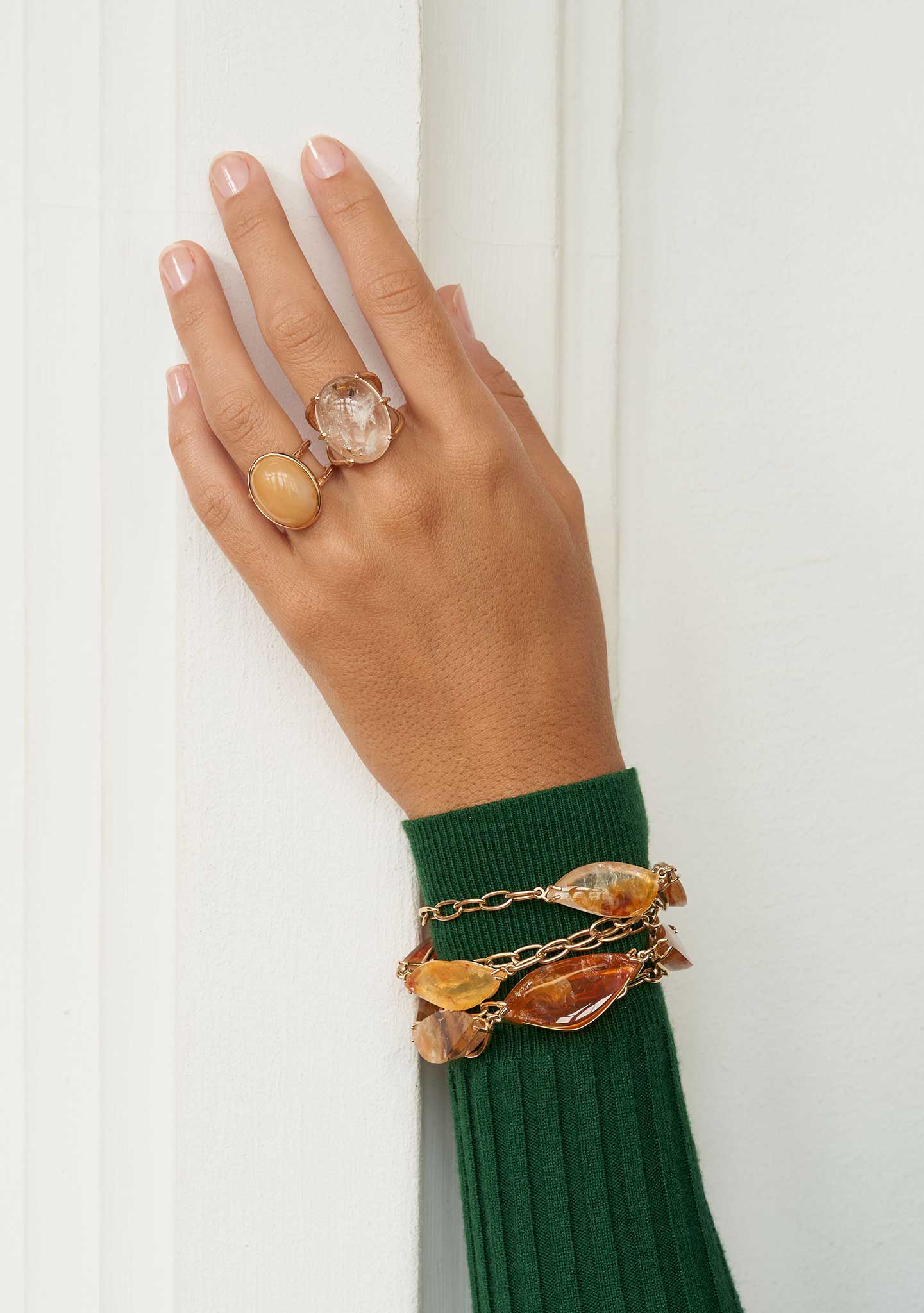 ANEL OVAL EM PRATA BANHADO A OURO AMARELO 18 KT COM PEDRA DE QUARTZO HEMATOIDE