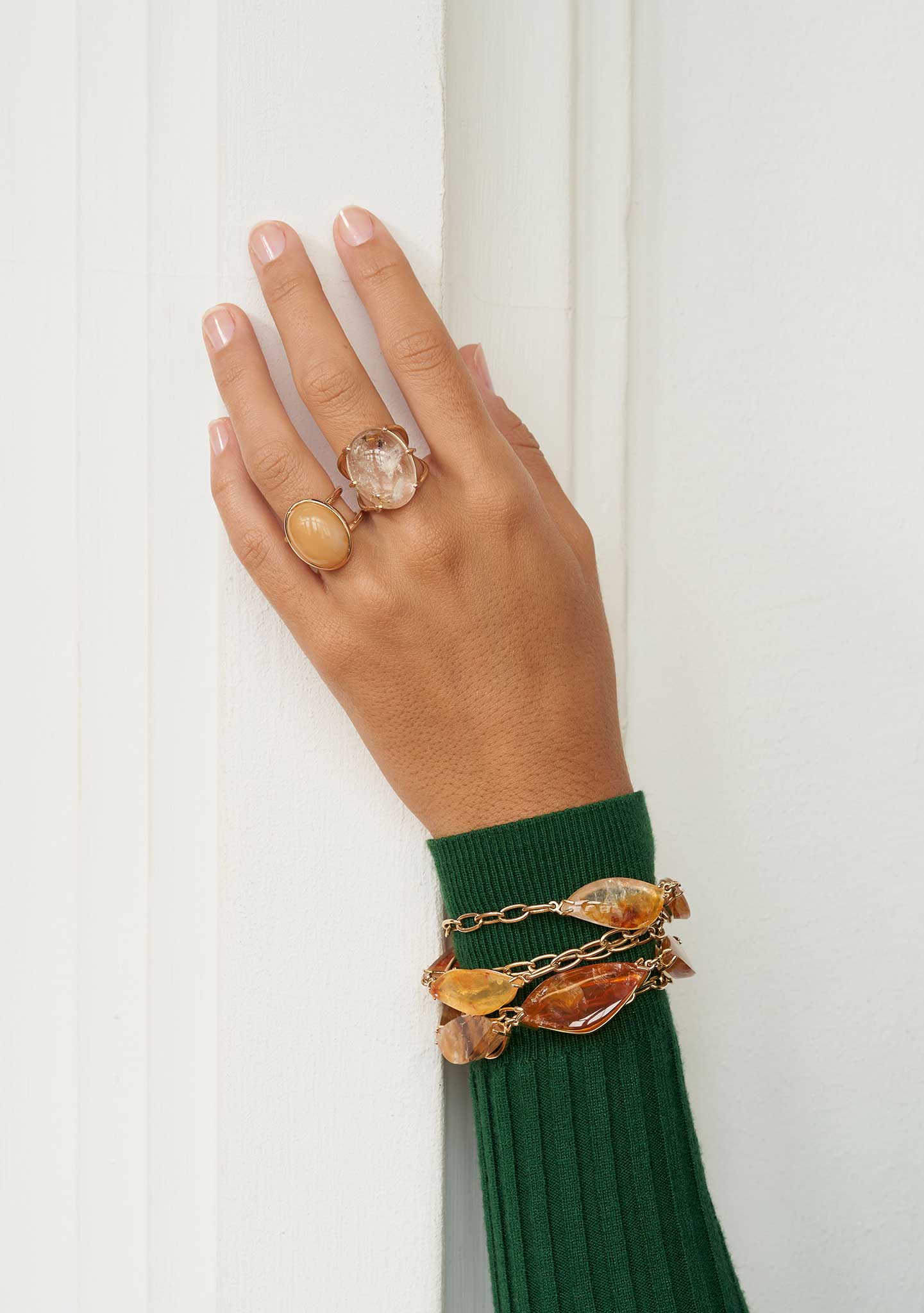 ANEL OVAL EM PRATA BANHADO A OURO AMARELO 18 KT E CORNALINA